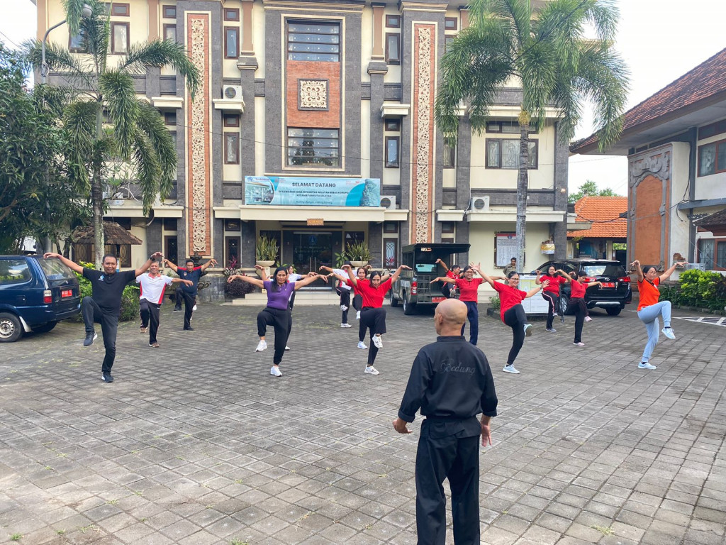 Kecamatan Kuta Selatan melaksanakan Jumat Krida olahbraga  melalui senam beladiri adalah upaya membangun budaya hidup sehat dilingkungan kerja, karena olah raga merupakan investasi